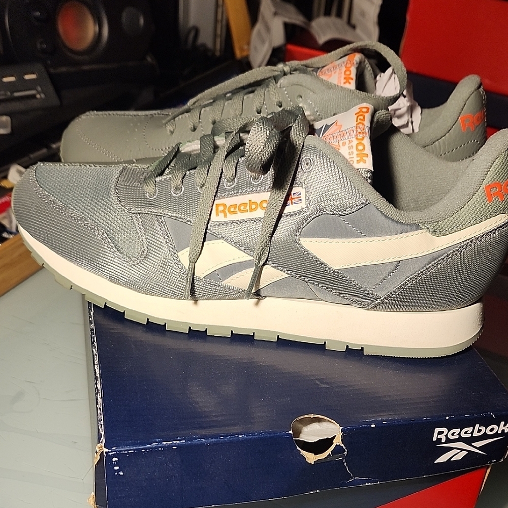 Reebok Men's Green CL Leather Sneakers. Worn Once